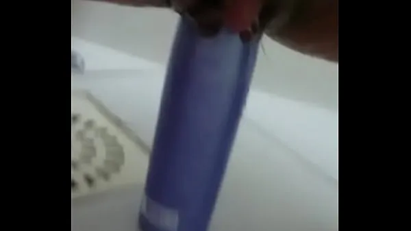 XXX Stuffing the shampoo into the pussy and the growing clitoris تازہ کلپس