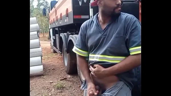 XXX Worker Masturbating on Construction Site Hidden Behind the Company Truck clipes frescos